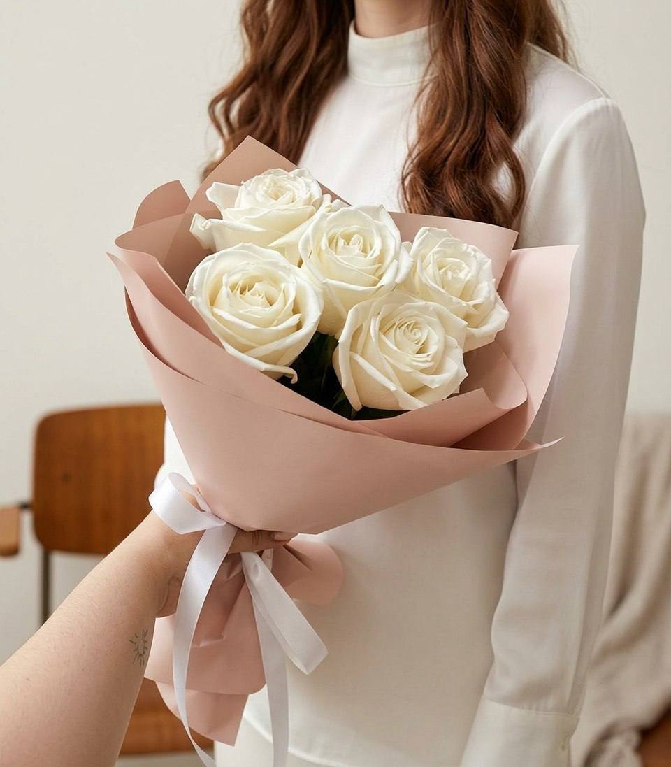 Моно-букет из белых роз